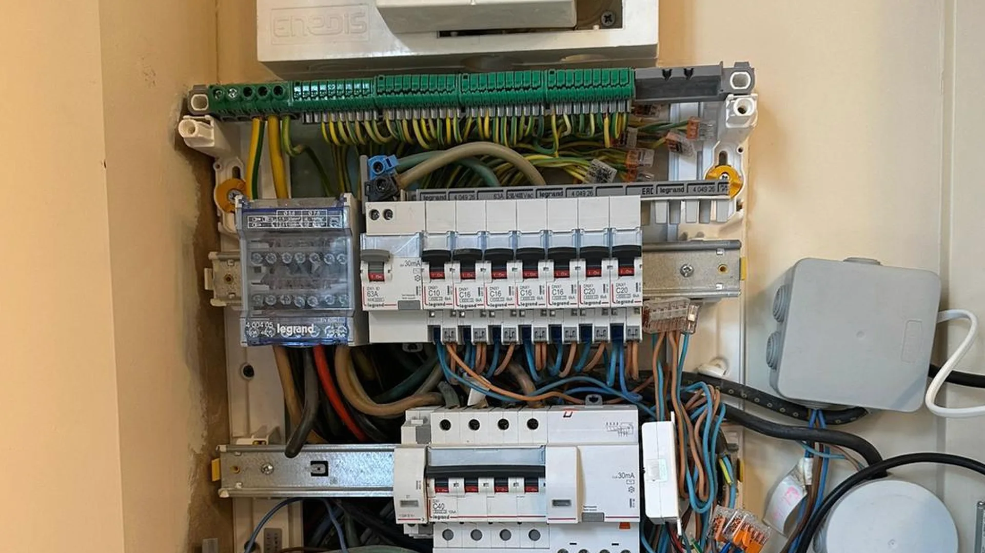 Électricien professionnel en intervention à Paris